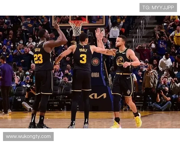 乔丹·普尔无球跑位配合库里拉开空间提升三分