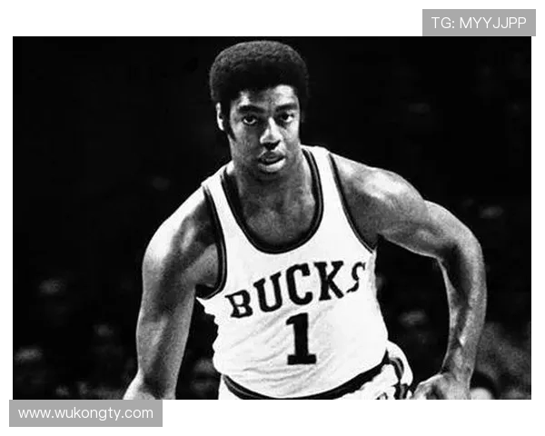 奥斯卡·罗伯特森无球跑动改变防守布局，主导三双节奏