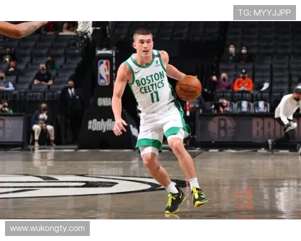 普里查德无球跑动拉开空间，提升绿军外线效率